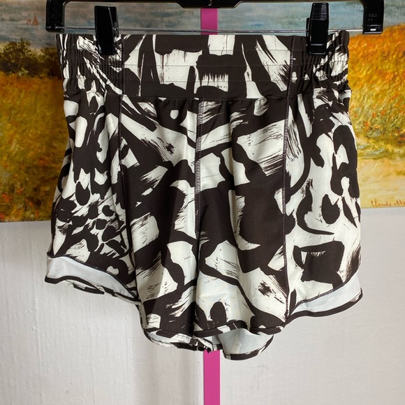 LULULEMON Hotty Hot High-Rise Lined Short 4" - Picture 7 of 8